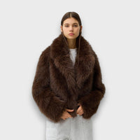 Illia – Short Faux Fur with Oversized Collar
