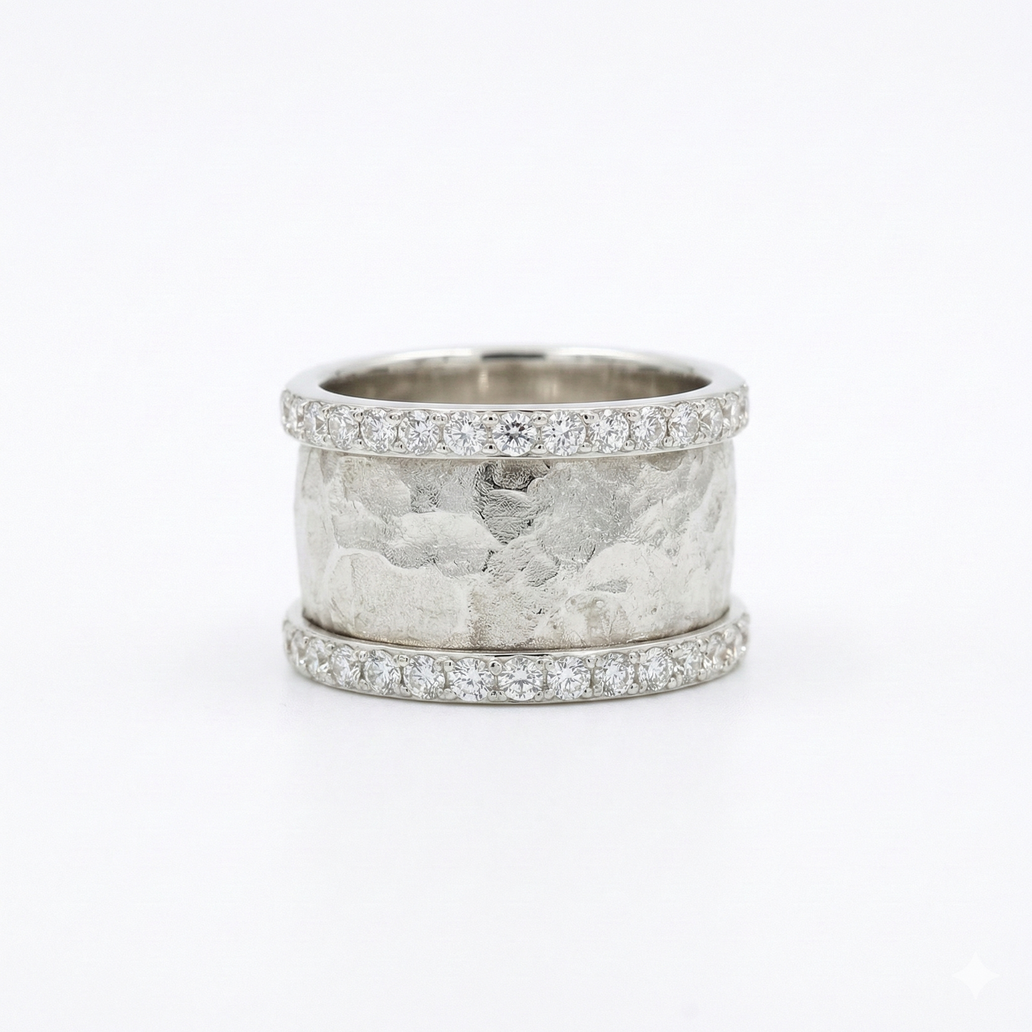Elovia – Hammered Silver Ring